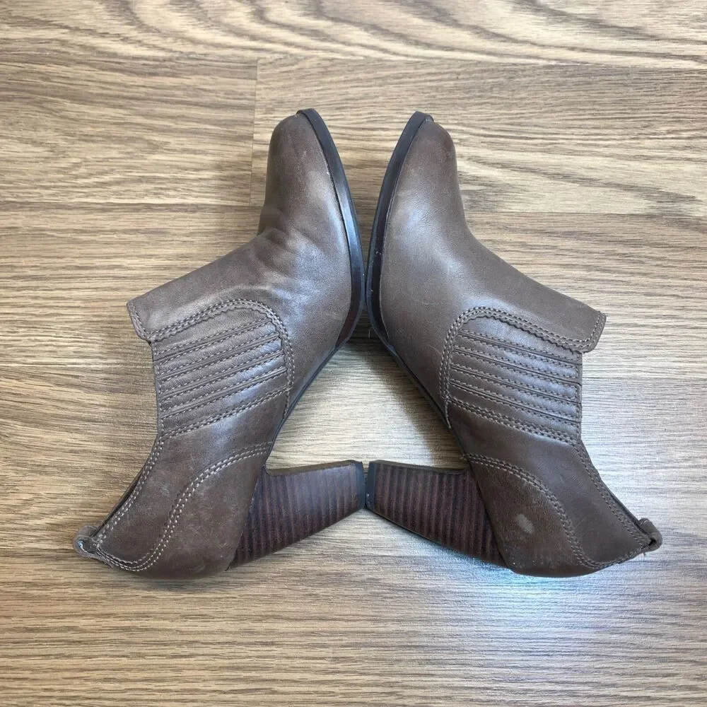 Clarks Artisan Distressed Leather‎ Boots Size 7 M Color Tan Heels Pull On Boots